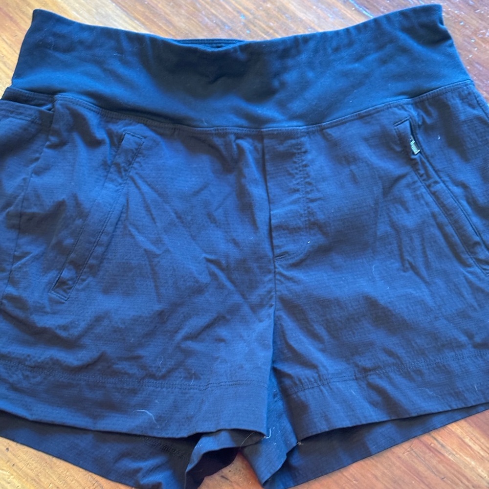 Athleta Trekki North short. Size 2. Black